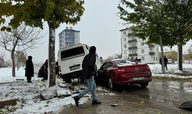 Transit ile otomobil çarpıştı: 3 yaralı