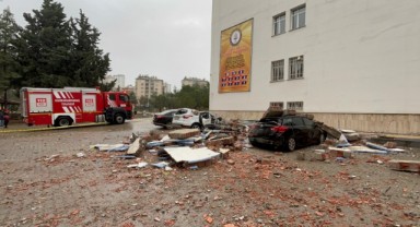 Veli toplantısı sırasında okulun duvarı devrildi: 3 yaralı