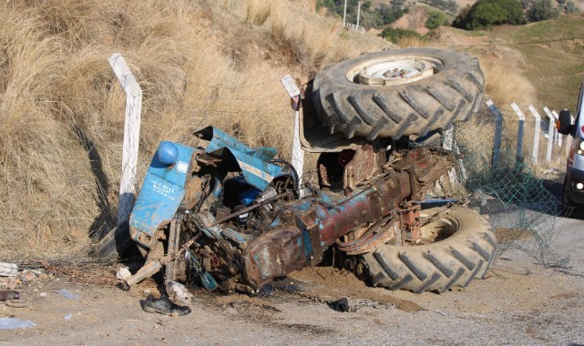 Virajı alamayan kum yüklü traktör devrildi: 1'i ağır 2 yaralı