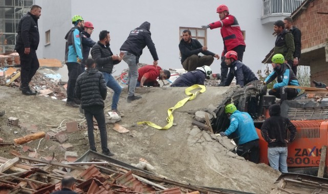 Yıkım esnasında enkaz altında kalan operatör kurtarıldı