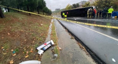 Yolcu otobüsü devrildi! 2 kişi öldü, 18 kişi yaralandı