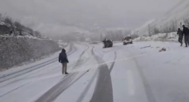 Yüksekova’da iki araç kafa kafaya çarpıştı: 4 yaralı