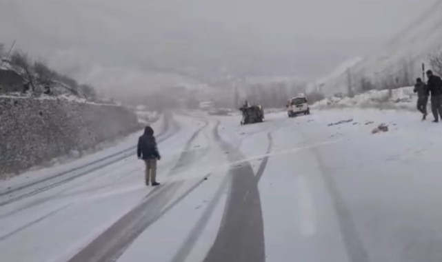 Yüksekova’da iki araç kafa kafaya çarpıştı: 4 yaralı