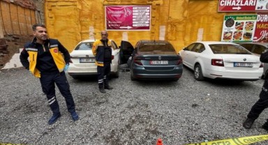 Açık otomobil kapısının önünde ölü bulundu