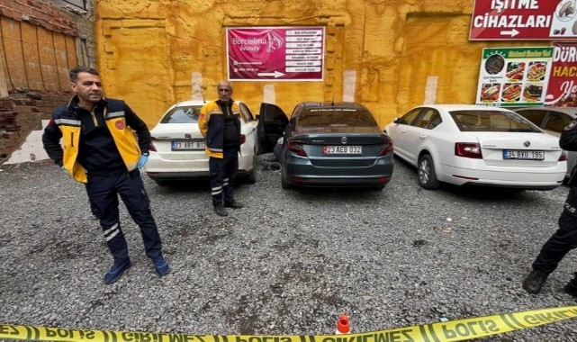 Açık otomobil kapısının önünde ölü bulundu