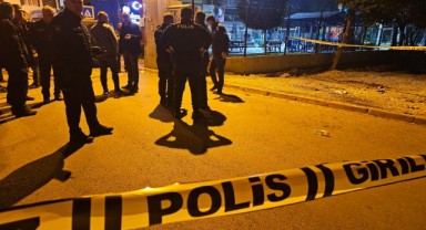 Adana'da kasklı şüpheli sokakta bir kişiyi vurarak öldürdü