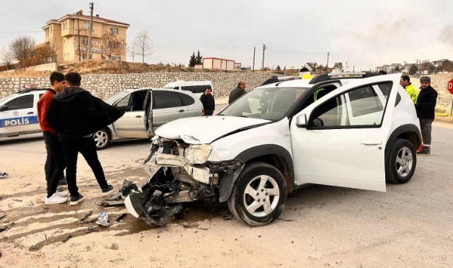 Adıyaman'da iki otomobil çarpıştı! Yaralılar var