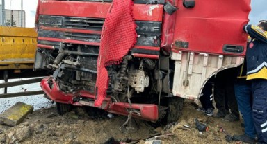 Afyonkarahisar'da tır ile kamyon çarpıştı: 1 ölü, 1 yaralı