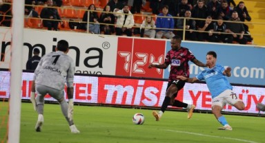 Alanyaspor 10 kişi kaldığı maçta Trabzonspor'u yendi
