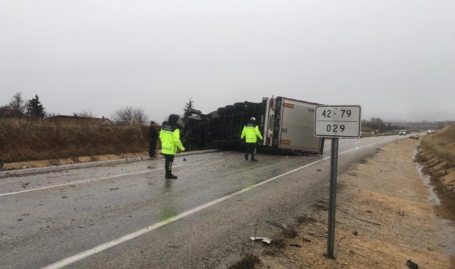 Beyşehir'de otomobil ile tır çarpıştı: 2 yaralı