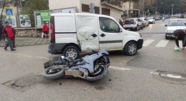 Bursa'da motosiklet araca çarptı: 2 yaralı