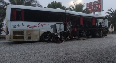 Denizli'de yolcu otobüsü tıra çarptı: 1 ölü, 20 yaralı