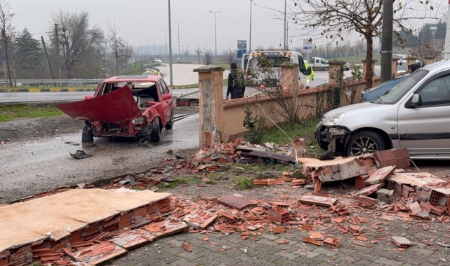 Düzce'de otomobil bahçe duvarını yıktı: 5 yaralı