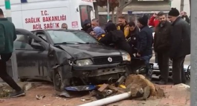 Elazığ'da otomobil direğe çarptı, sürücü araçta sıkıştı