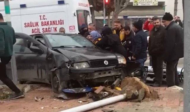 Elazığ'da otomobil direğe çarptı, sürücü araçta sıkıştı