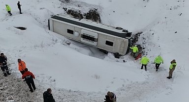 Erzincan'da yolcu otobüsü şarampole uçtu! Çok sayıda yaralı