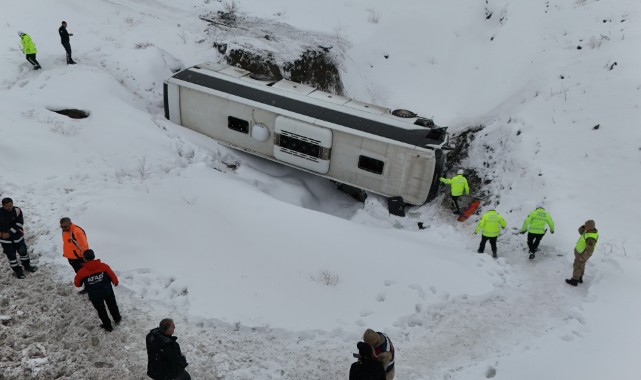 Erzincan'da yolcu otobüsü şarampole uçtu! Çok sayıda yaralı