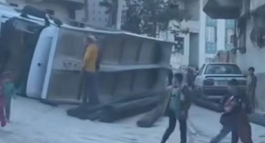 Eyyübiye’de kamyon devrildi: iki kişi yaralandı