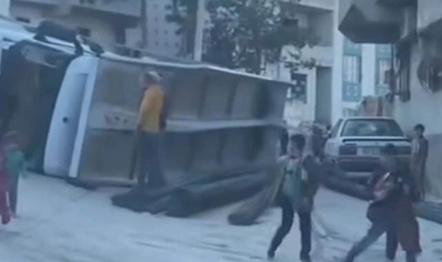 Eyyübiye’de kamyon devrildi: iki kişi yaralandı