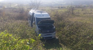 Freni boşalan minibüs ormana uçtu