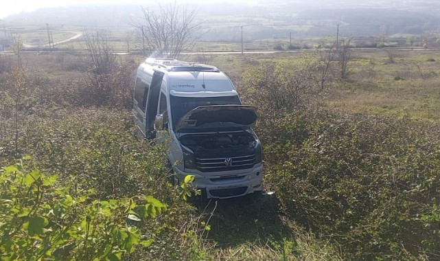 Freni boşalan minibüs ormana uçtu