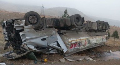 Hasankeyf'te petrol yüklü tır devrildi: Yaralı var