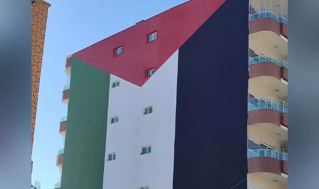 Hilvan’da anlamlı destek: Apartman Filistin Bayrağına Boyandı