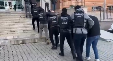 İzmir’de uyuşturucu tacirlerinin adreslerine şok baskın