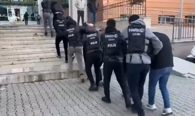 İzmir’de uyuşturucu tacirlerinin adreslerine şok baskın