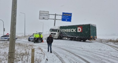 Kar sebebiyle makaslayan tır tabela direğine çarparak durabildi