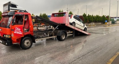 Kocaeli'de tıra çarpan otomobil sürücüsü yaralandı