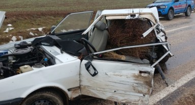 Minibüs ile çarpışan otomobil ikiye bölünde: 3 yaralı