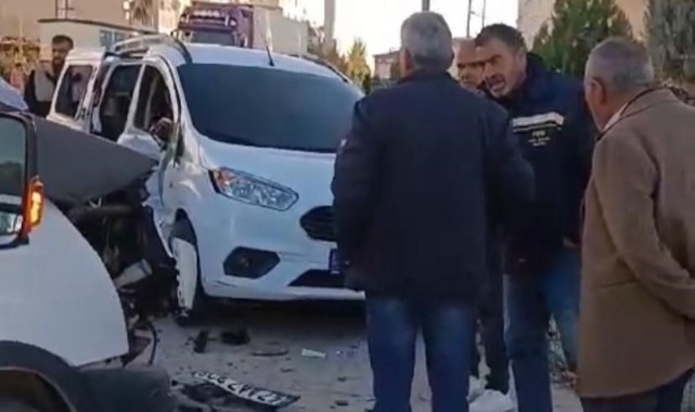 Minibüs ile ticari araç çarpıştı: Yaralı var