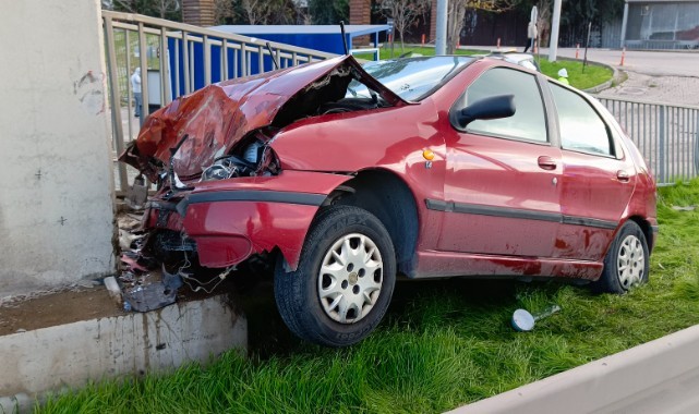 Otomobil üst geçide çarptı: 1 ölü, 1 yaralı