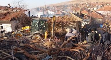 Sabah saatlerinde çıkan yangın, iki evi küle çevirdi