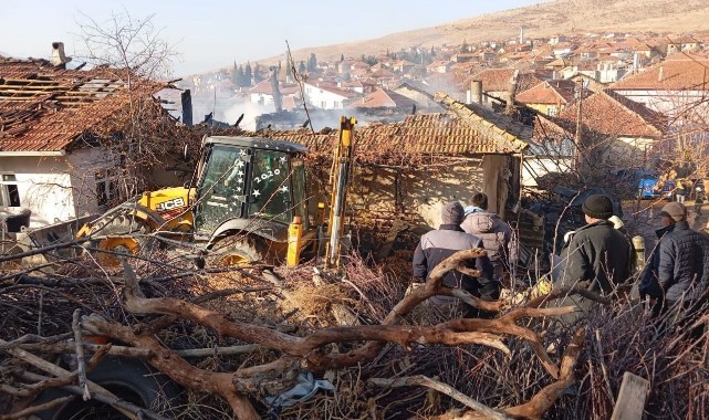 Sabah saatlerinde çıkan yangın, iki evi küle çevirdi
