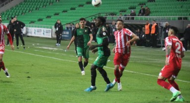 Sakaryaspor sahasında Boluspor'u yenmeyi başardı