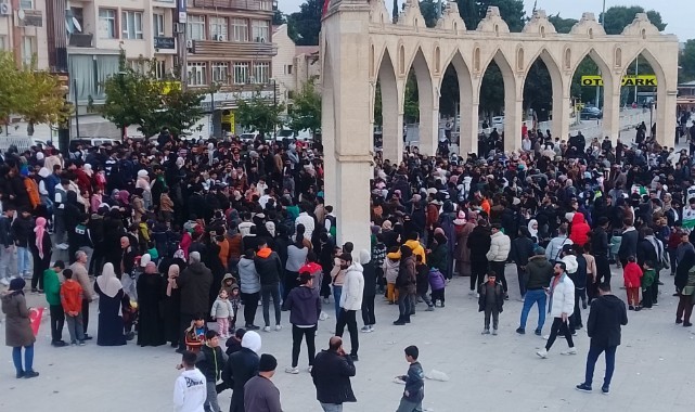 Şanlıurfa, Adıyaman ve Gaziantep'teki Suriyeliler, Baas rejiminin devrilmesini kutluyor