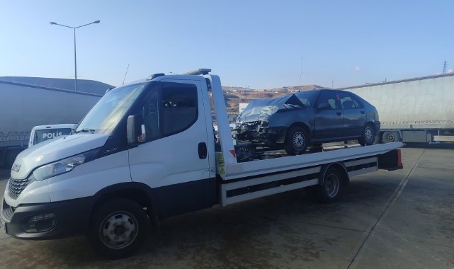Siirt'te otomobil jandarma minibüsüne çarptı