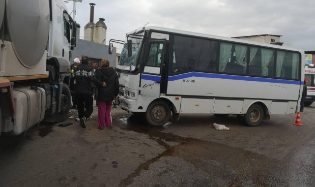 Süt kamyonu ile servis minibüsü çarpıştı: 9 yaralı
