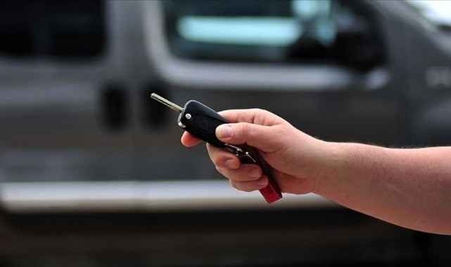 Ticaret Bakanlığı uzattı! 6 ay 6 bin km geçmeden araç satışı yapılmayacak