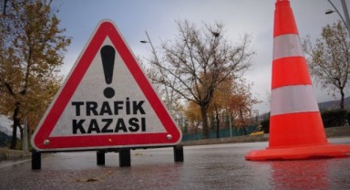 Tır ile otomobil çarpıştı: 1 ölü, 4 yaralı