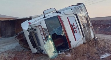 Tuz yüklü tır devrildi! Sürücü yara almadan kurtuldu