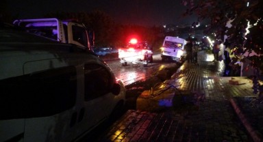 Yol çöktü, 3 araç çukurda mahsur kaldı