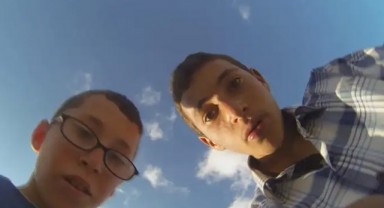 Adana'da köydeki çocukların düşen dron şaşkınlığı kamerada!
