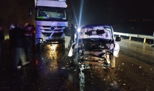 Hafif ticari araç ile tır çarpıştı: 2 ölü, 2 yaralı