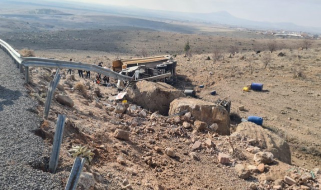 Kamyon şarampole devrildi: 1 ölü, 1 yaralı