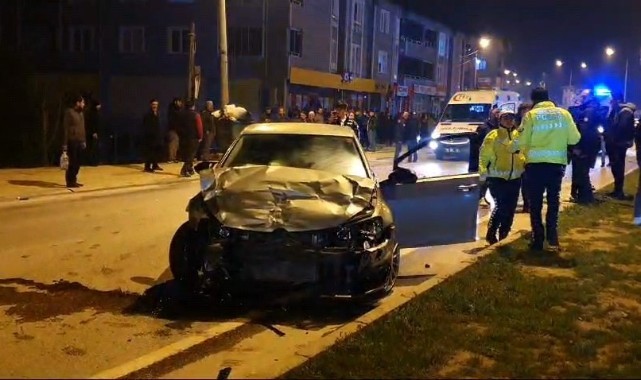 Kavşakta otomobiller çarpıştı: 2’si ağır 4 yaralı