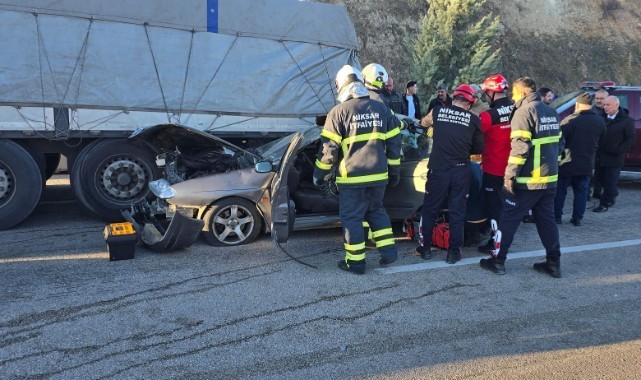 Otomobil tıra arkadan çarptı: 1 ölü, 2 yaralı