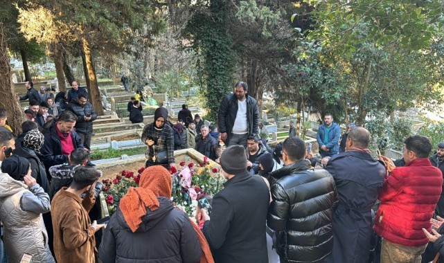 Usta sanatçı Ferdi Tayfur'un sevenleri kabrine akın etti